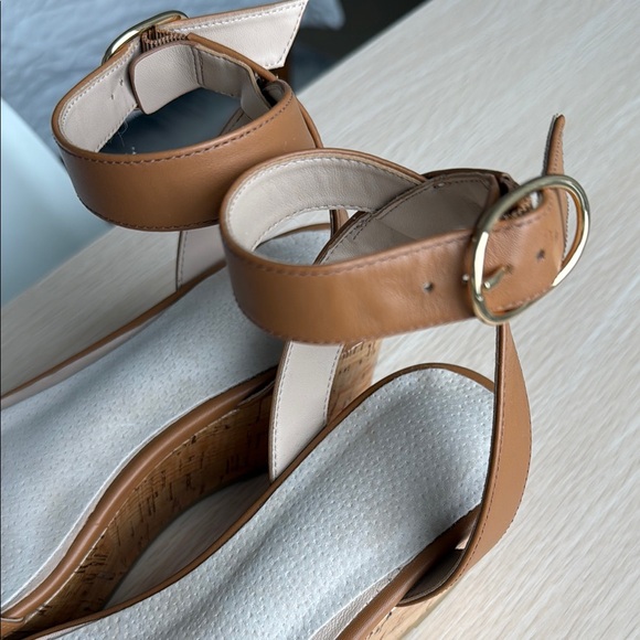Stuart Weizmann Women's Tan Platform Sandals - Picture 5 of 10